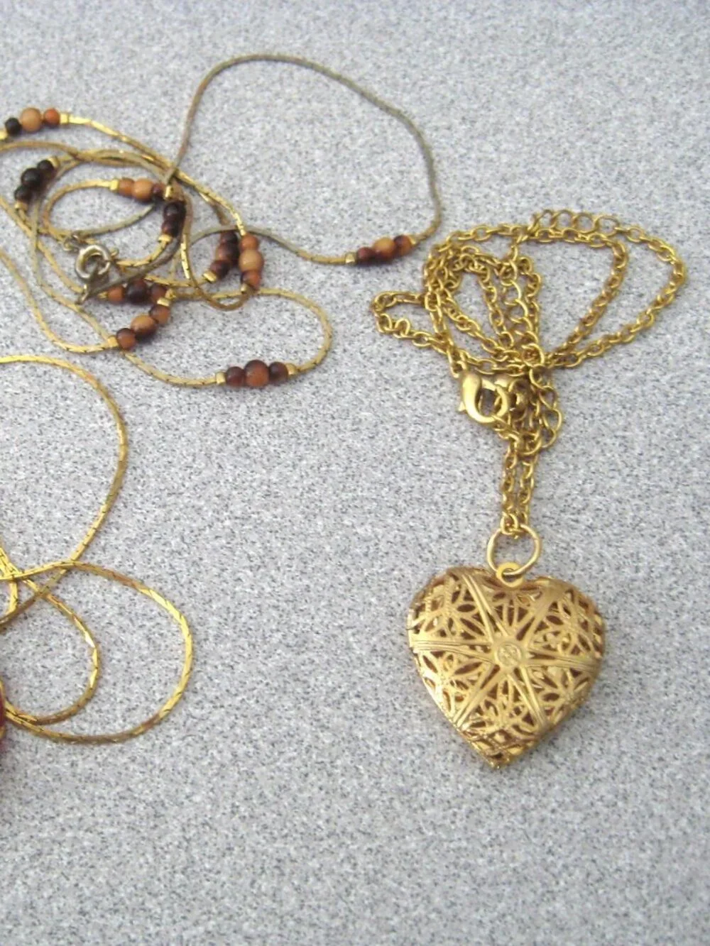 3 VINTAGE NECKLACES: 17